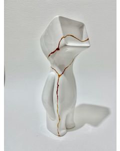 Fè, Myselfie. Homo Monitor Kintsugi, scultura in ceramica verniciata a mano, h 24 cm