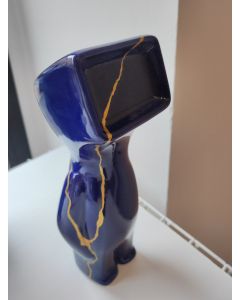 Fè, Myselfie. Homo Monitor Kintsugi (blu), scultura in ceramica verniciata a mano, h 24 cm