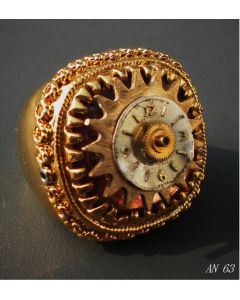 Simona Della Bella, anello L'Età dell'Oro, metallo smaltato con applicazioni di ingranaggi e quadrante antico orologio