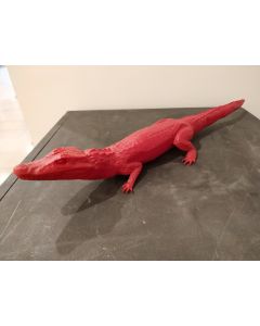 Cracking Art Group, Coccodrillo rosso, plastica riciclabile, 64x16x9 cm
