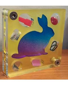 Renzo Nucara, Stratofilm (coniglio), Plexiglass, resine, oggetti, 10x10 cm, tratto dalla collezione The Gadget