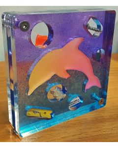 Renzo Nucara, Stratofilm (delfino), Plexiglass, resine, oggetti, 10x10 cm, tratto dalla collezione The Gadget