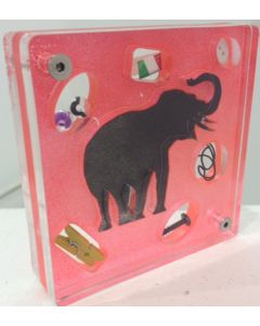 Renzo Nucara, Stratofilm (elefante su sfondo rosso), Plexiglass, resine, oggetti, 10x10 cm, tratto dalla collezione The Gadget