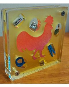 Renzo Nucara, Stratofilm (gallo), Plexiglass, resine, oggetti, 10x10 cm, tratto dalla collezione The Gadget