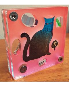 Renzo Nucara, Stratofilm (gatto), Plexiglass, resine, oggetti, 10x10 cm, tratto dalla collezione The Gadget