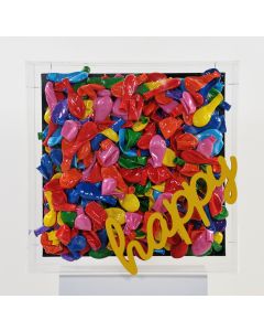 Erika Calesini, Happy-Gum-Yellow, Cubo in plexiglass con tela e applicazione di palloncini resinati, scritta gommata, 45x45 cm