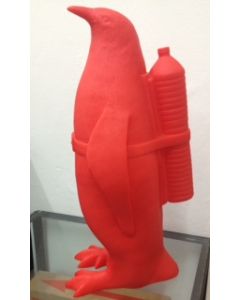 William Sweetlove, Small Cloned Penguin with Water Bottle, plastica riciclabile, 18x19x40h cm