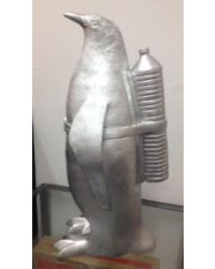 William Sweetlove, Small Cloned Penguin with Water Bottle, plastica riciclabile, 18x19x40h cm