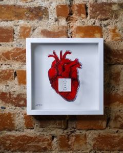 Loris Dogana, Plug and Play (cuore), grafica in vitro, 27x27x6 cm (con cornice)