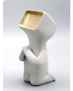 Fè, My Selfie. Homo Monitor prayn' for connection (bianco e oro), scultura in 3d verniciata a mano, 9x10x20 cm